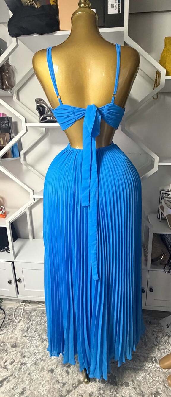 Ever New cut-out tie back plisse maxi dress in baby blue - Picture 5 of 6